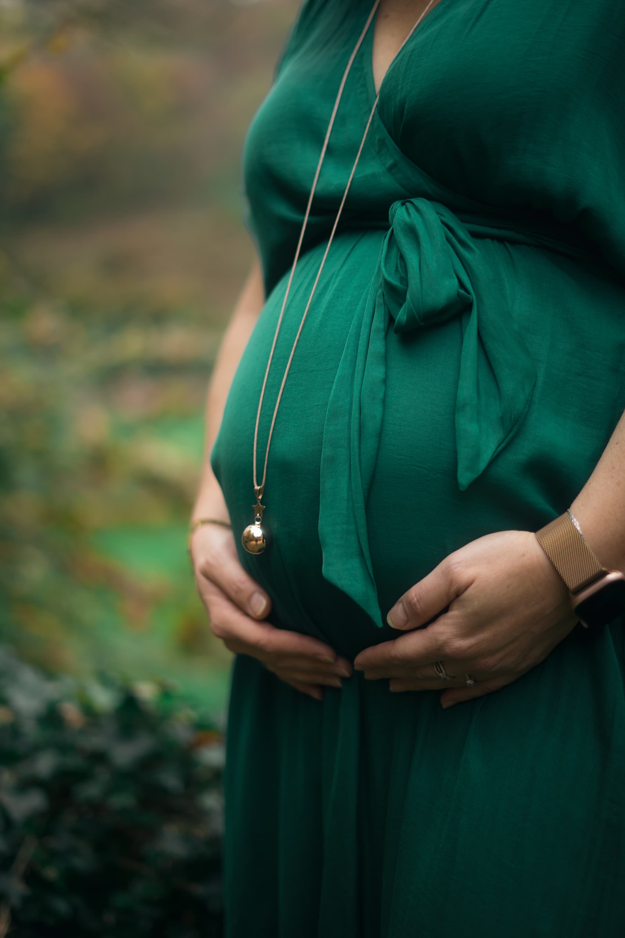 Silhouette femme enceinte lors d'un shooting maternité